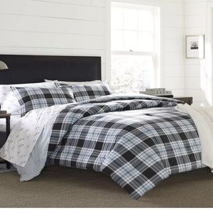 Eddie Bauer Lewis plaid comforter set. New, never used. King size